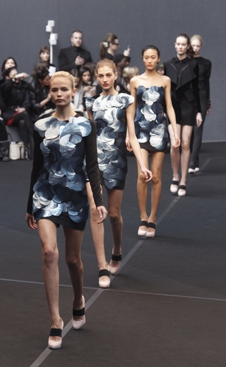 Illustration for article titled Roland Mouret The Avant-Garde Manqué